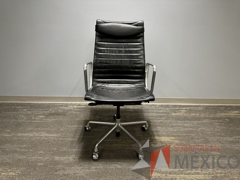 Lote 015 - Silla ejecutiva con ruedas, descansabrazos, asiento y respaldo en piel color negro