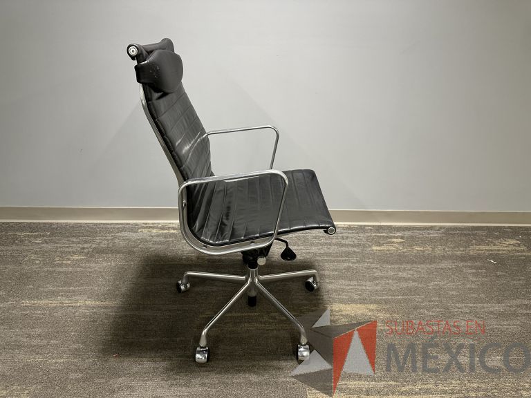 Lote 015 - Silla ejecutiva con ruedas, descansabrazos, asiento y respaldo en piel color negro - Imagen 2