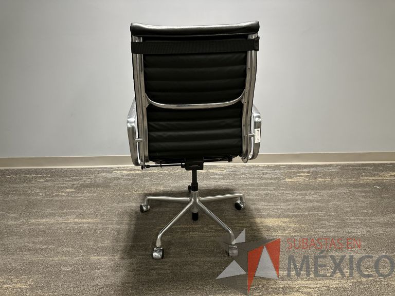 Lote 015 - Silla ejecutiva con ruedas, descansabrazos, asiento y respaldo en piel color negro - Imagen 3