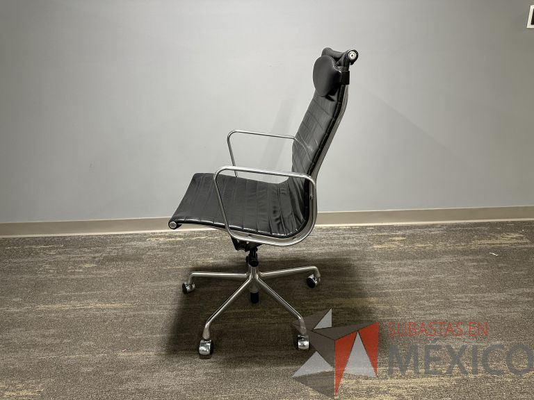 Lote 015 - Silla ejecutiva con ruedas, descansabrazos, asiento y respaldo en piel color negro - Imagen 4