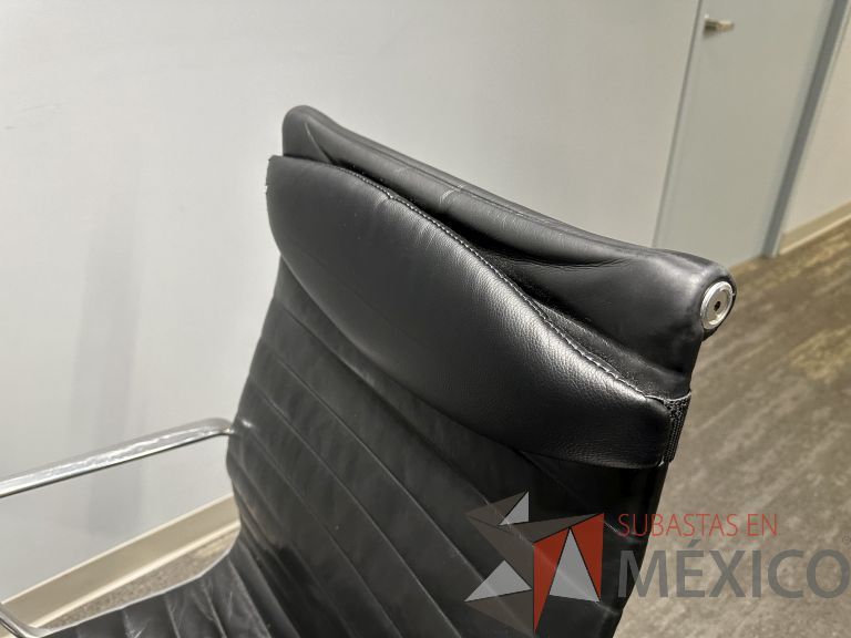 Lote 015 - Silla ejecutiva con ruedas, descansabrazos, asiento y respaldo en piel color negro - Imagen 5