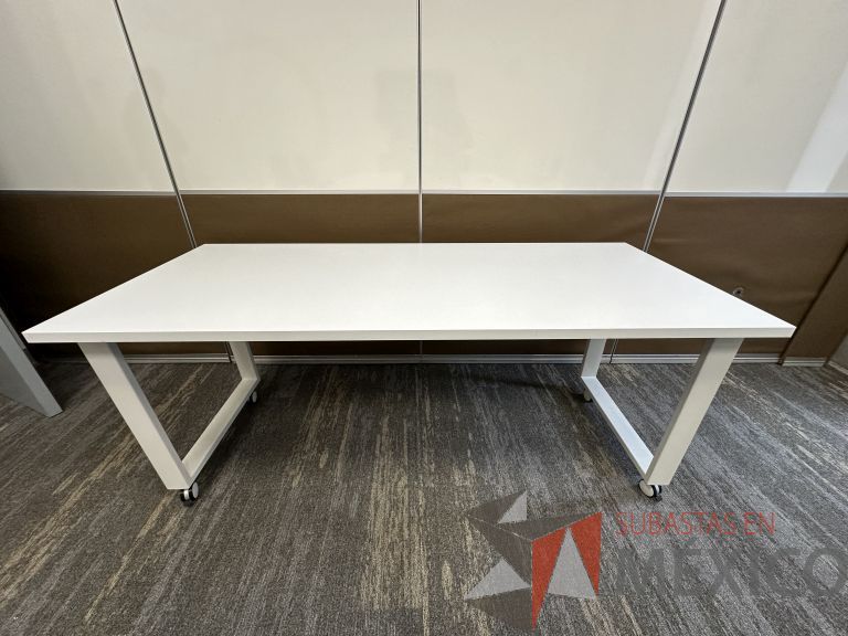 Lote 042 - Mesa de trabajo, estructura metálica y cubierta con orifico para cable y con ruedas - Imagen 2