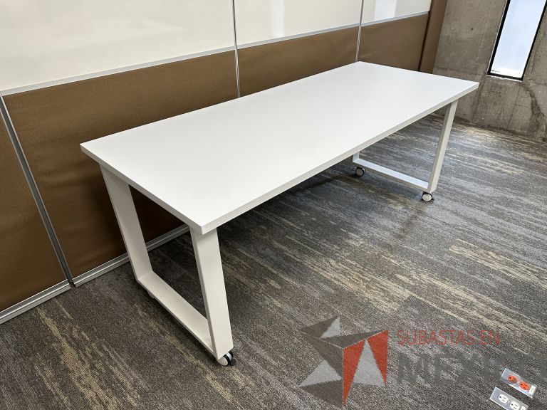 Lote 042 - Mesa de trabajo, estructura metálica y cubierta con orifico para cable y con ruedas - Imagen 3