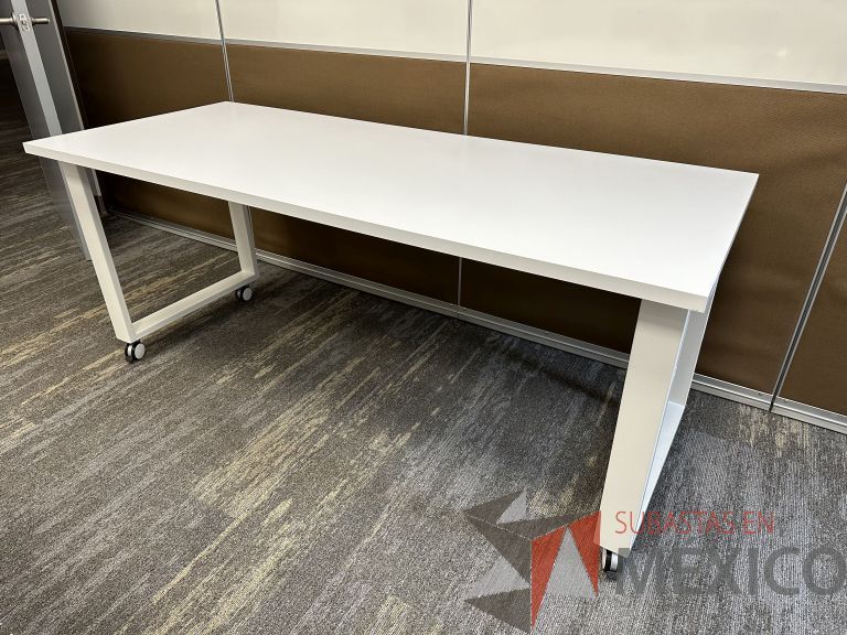 Lote 042 - Mesa de trabajo, estructura metálica y cubierta con orifico para cable y con ruedas - Imagen 4