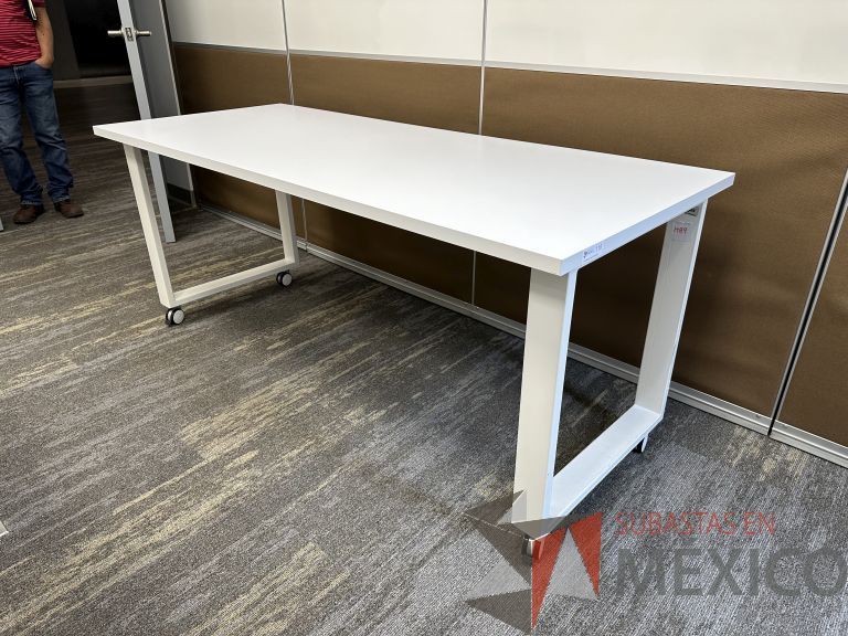 Lote 042 - Mesa de trabajo, estructura metálica y cubierta con orifico para cable y con ruedas
