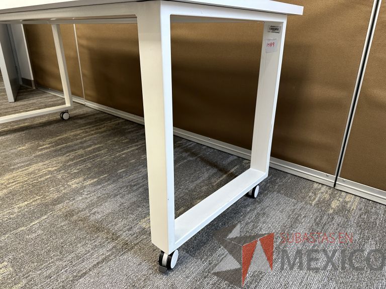 Lote 042 - Mesa de trabajo, estructura metálica y cubierta con orifico para cable y con ruedas - Imagen 5