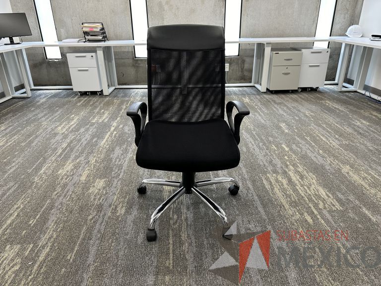 Lote 017 - Silla operativa con ruedas, descansabrazos, respaldo en malla con vinipiel y asiento en tela color negro