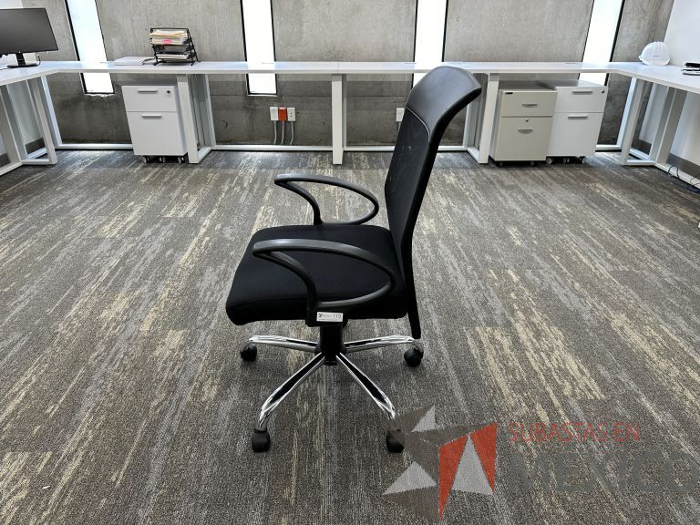 Lote 017 - Silla operativa con ruedas, descansabrazos, respaldo en malla con vinipiel y asiento en tela color negro - Imagen 4