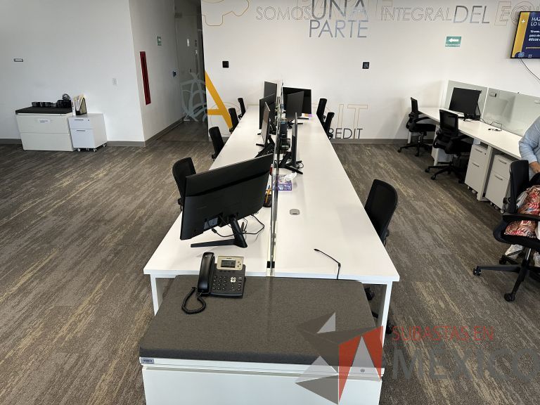 Lote 041 - Estación de trabajo para 8 personas, cubiertas con orificios para cable y divisiones de cristal - Imagen 2