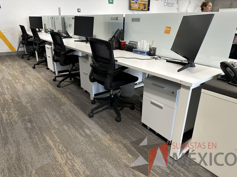 Lote 041 - Estación de trabajo para 8 personas, cubiertas con orificios para cable y divisiones de cristal - Imagen 5