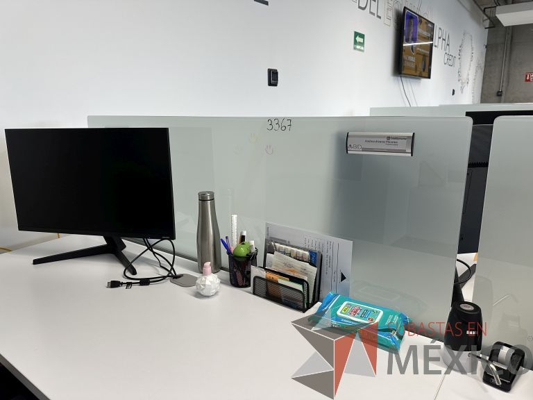 Lote 041 - Estación de trabajo para 8 personas, cubiertas con orificios para cable y divisiones de cristal - Imagen 8