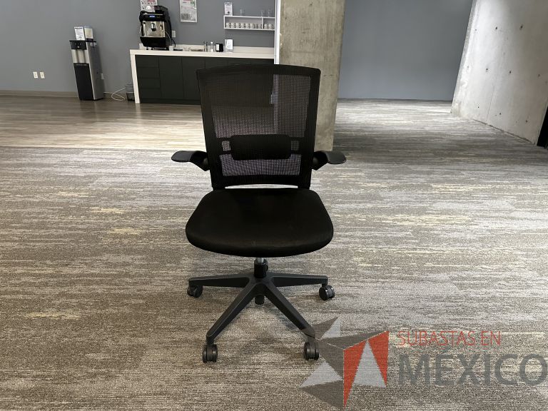 Lote 016 - 2 Sillas operativas con ruedas, descansabrazos, respaldo en malla y asiento en tela color negro