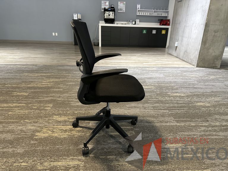 Lote 016 - 2 Sillas operativas con ruedas, descansabrazos, respaldo en malla y asiento en tela color negro - Imagen 2