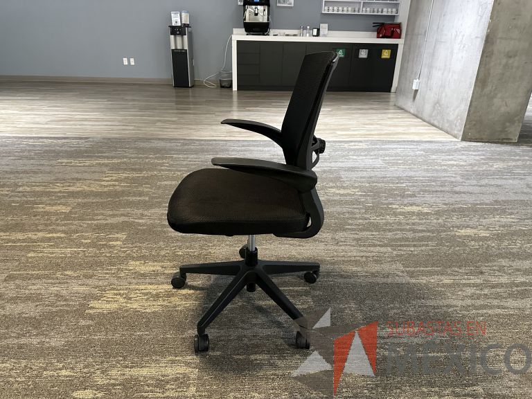 Lote 016 - 2 Sillas operativas con ruedas, descansabrazos, respaldo en malla y asiento en tela color negro - Imagen 4