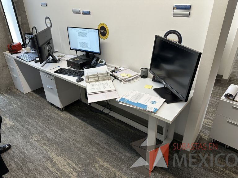 Lote 045 - Mesa de trabajo para 3 personas, estructura metálica, cubierta con orificios para cable y con archivero de pedestal con 3 cajones