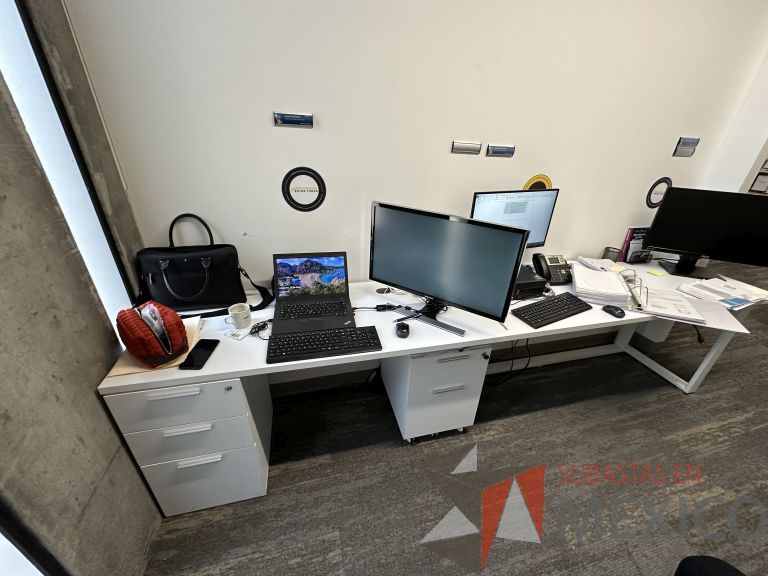 Lote 045 - Mesa de trabajo para 3 personas, estructura metálica, cubierta con orificios para cable y con archivero de pedestal con 3 cajones - Imagen 2