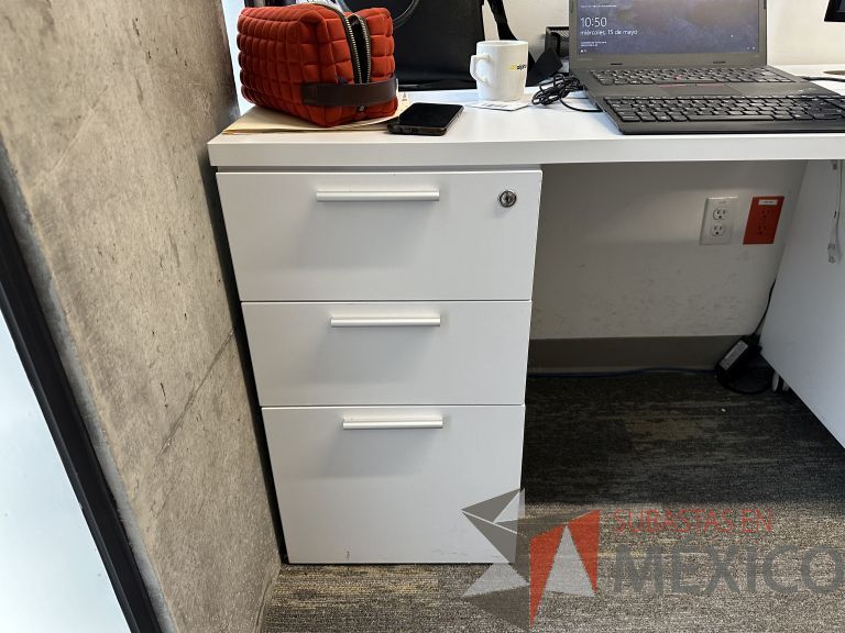 Lote 045 - Mesa de trabajo para 3 personas, estructura metálica, cubierta con orificios para cable y con archivero de pedestal con 3 cajones - Imagen 3