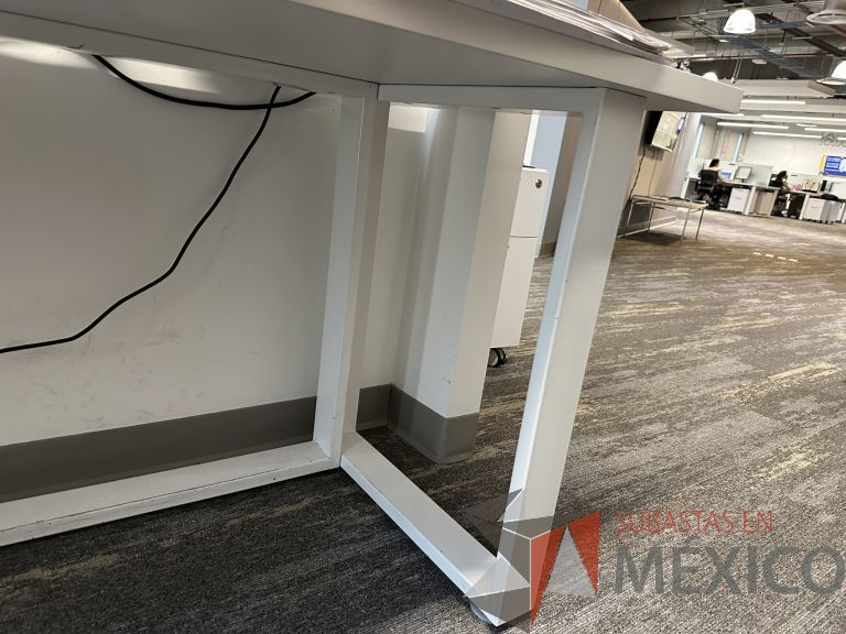Lote 045 - Mesa de trabajo para 3 personas, estructura metálica, cubierta con orificios para cable y con archivero de pedestal con 3 cajones - Imagen 4