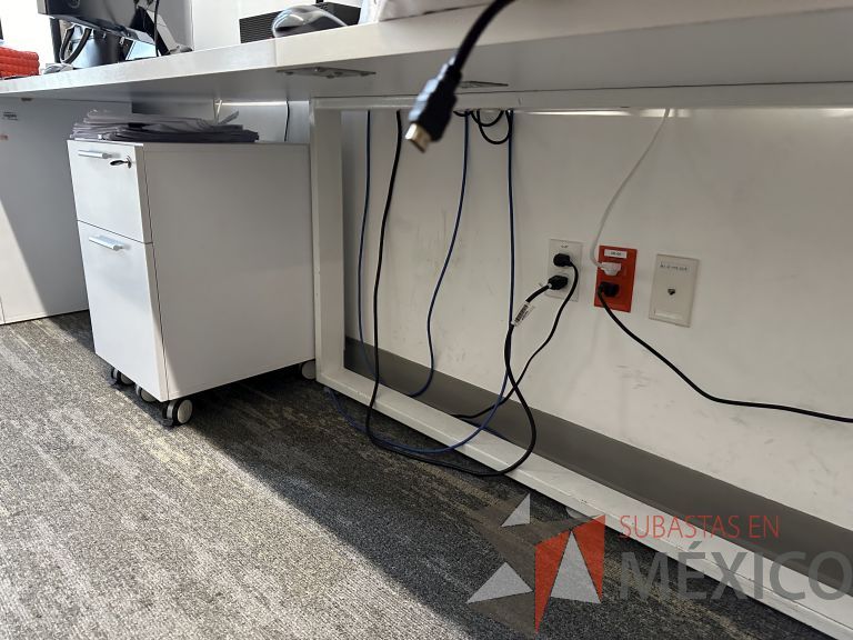 Lote 045 - Mesa de trabajo para 3 personas, estructura metálica, cubierta con orificios para cable y con archivero de pedestal con 3 cajones - Imagen 5
