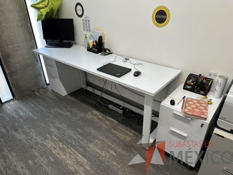 Lote 073 - Mesa de trabajo para 2 personas, estructura metálica, cubierta con orificios para cable y con archivero de pedestal con 3 cajones