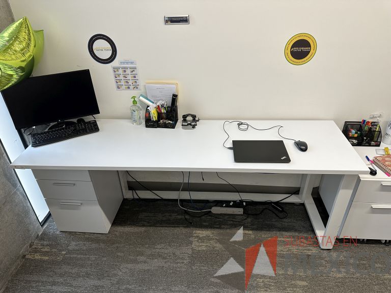 Lote 073 - Mesa de trabajo para 2 personas, estructura metálica, cubierta con orificios para cable y con archivero de pedestal con 3 cajones - Imagen 2