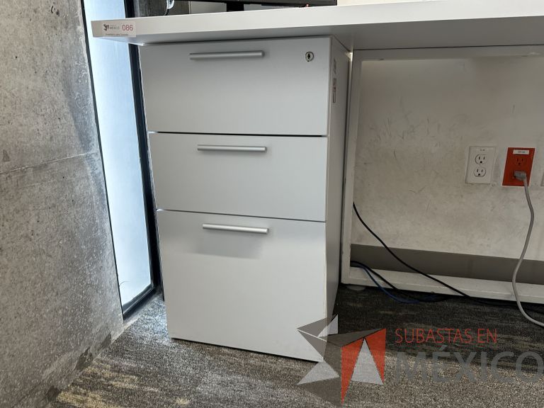 Lote 073 - Mesa de trabajo para 2 personas, estructura metálica, cubierta con orificios para cable y con archivero de pedestal con 3 cajones - Imagen 3
