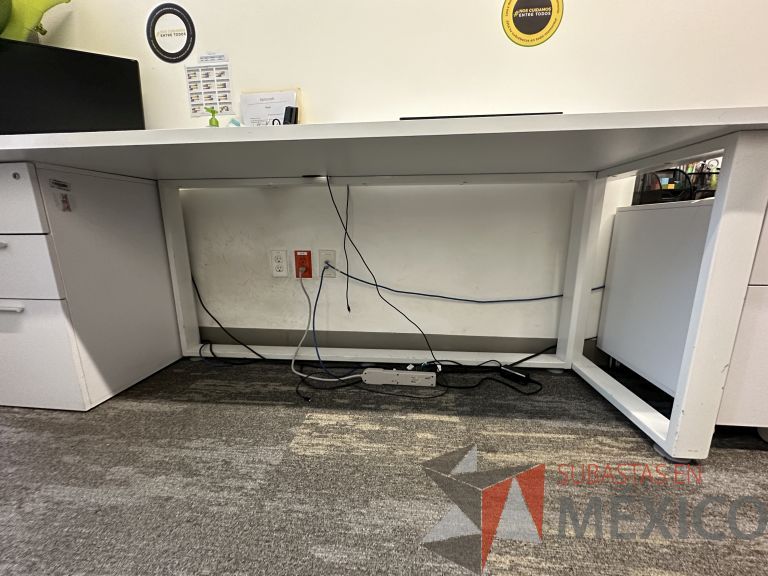 Lote 073 - Mesa de trabajo para 2 personas, estructura metálica, cubierta con orificios para cable y con archivero de pedestal con 3 cajones - Imagen 4