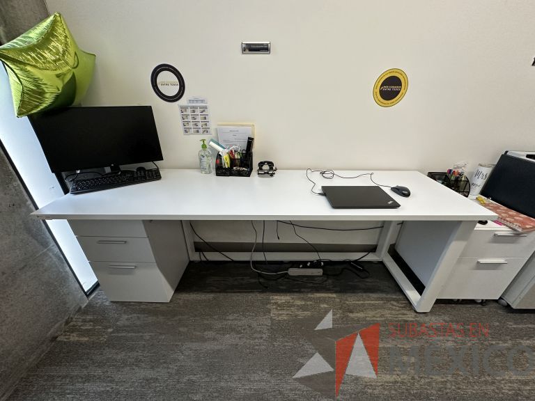 Lote 073 - Mesa de trabajo para 2 personas, estructura metálica, cubierta con orificios para cable y con archivero de pedestal con 3 cajones - Imagen 5