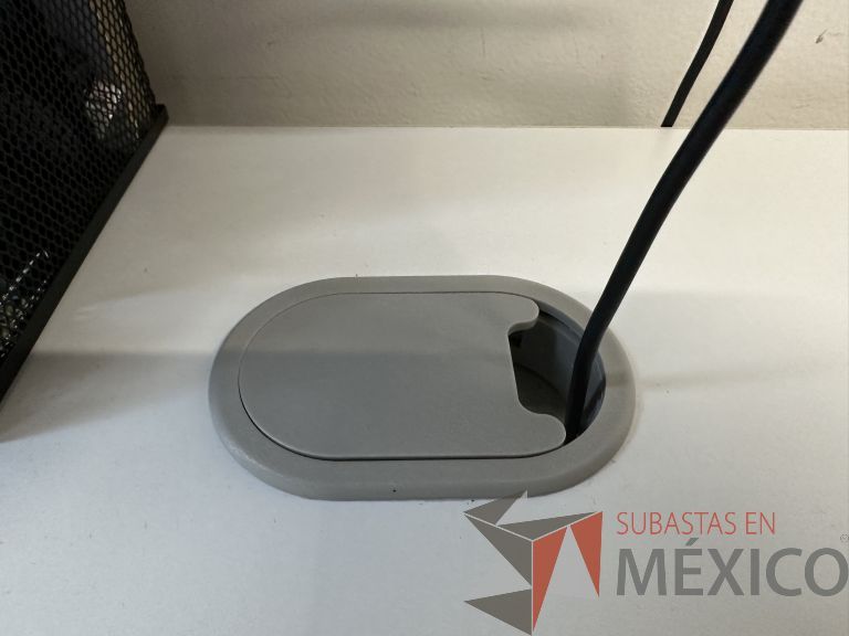 Lote 073 - Mesa de trabajo para 2 personas, estructura metálica, cubierta con orificios para cable y con archivero de pedestal con 3 cajones - Imagen 6