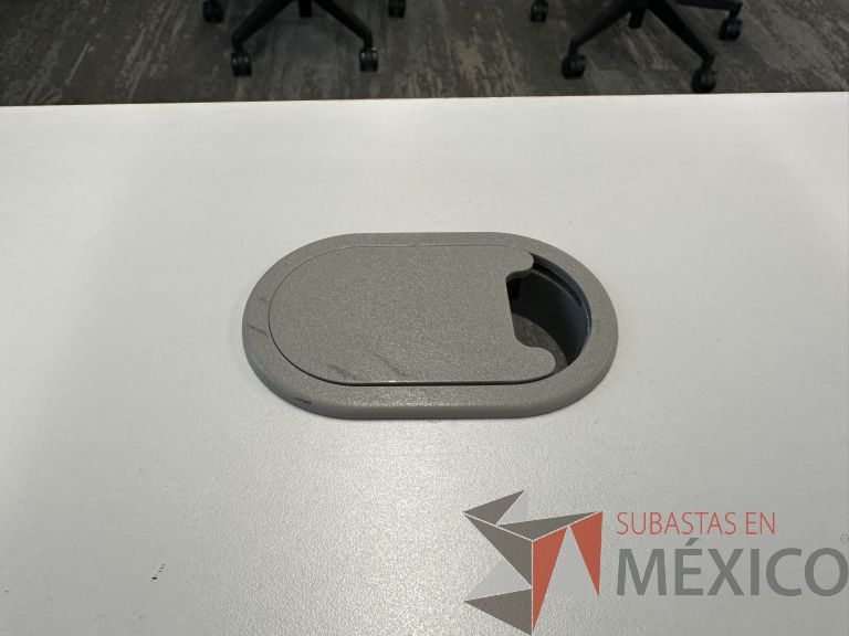 Lote 005 - Escritorio en escuadra con base metálica y cubierta con orificio para cable - Imagen 9
