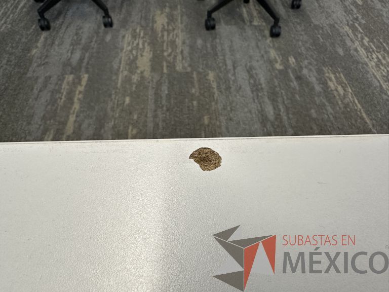 Lote 005 - Escritorio en escuadra con base metálica y cubierta con orificio para cable - Imagen 10
