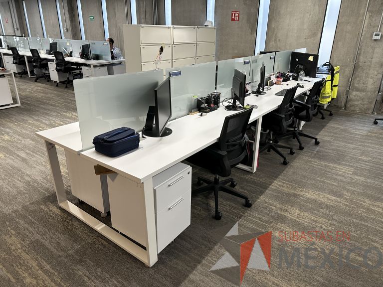 Lote 040 - Estación de trabajo para 12 personas, cubiertas con orificios para cable y divisiones de cristal