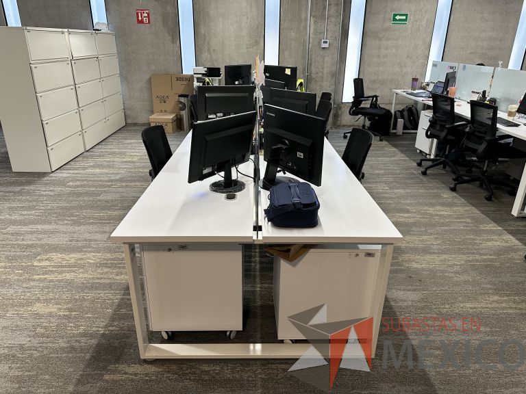 Lote 040 - Estación de trabajo para 12 personas, cubiertas con orificios para cable y divisiones de cristal - Imagen 2