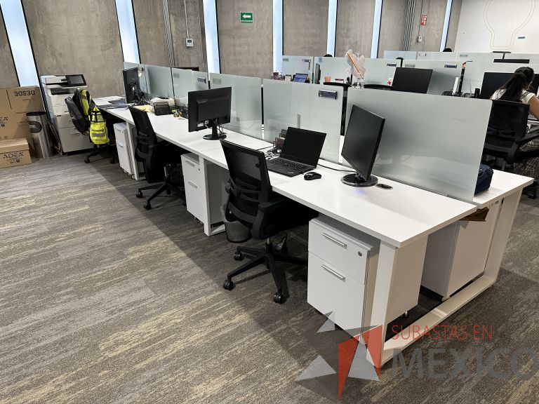 Lote 040 - Estación de trabajo para 12 personas, cubiertas con orificios para cable y divisiones de cristal - Imagen 3
