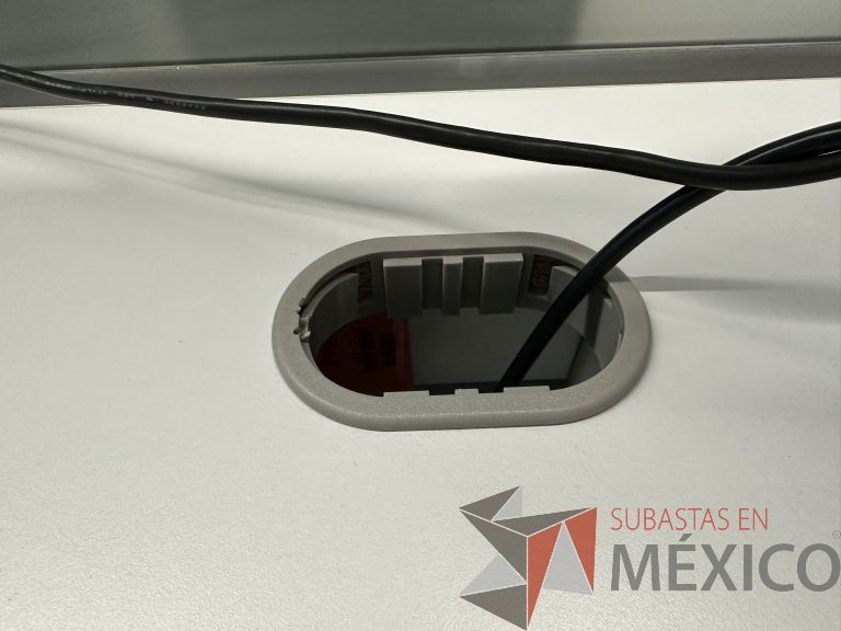 Lote 040 - Estación de trabajo para 12 personas, cubiertas con orificios para cable y divisiones de cristal - Imagen 5