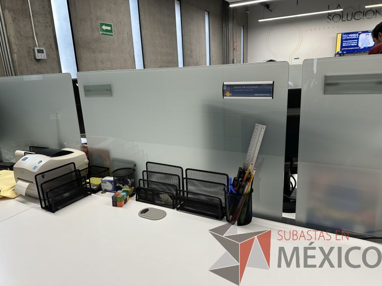 Lote 040 - Estación de trabajo para 12 personas, cubiertas con orificios para cable y divisiones de cristal - Imagen 6