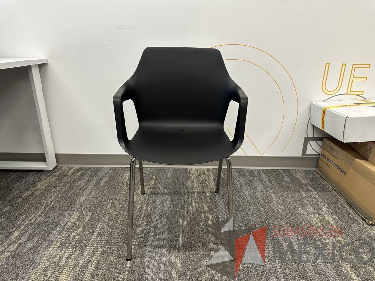 Lote 047 - 5 Sillas fijas, asiento y respaldo en plástico color negro