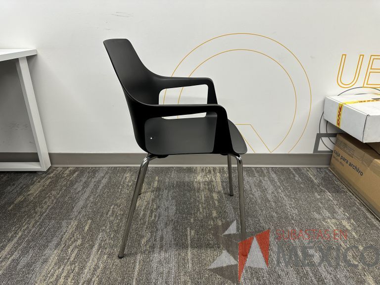 Lote 047 - 5 Sillas fijas, asiento y respaldo en plástico color negro - Imagen 2