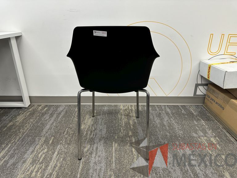 Lote 047 - 5 Sillas fijas, asiento y respaldo en plástico color negro - Imagen 3