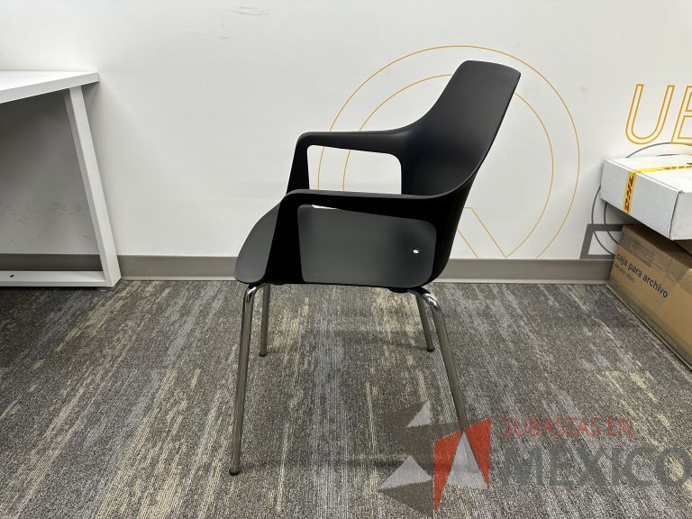 Lote 047 - 5 Sillas fijas, asiento y respaldo en plástico color negro - Imagen 4