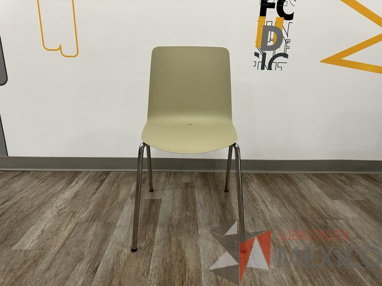 Lote 004 - 4 Sillas fijas, asiento y respaldo en plástico color beige