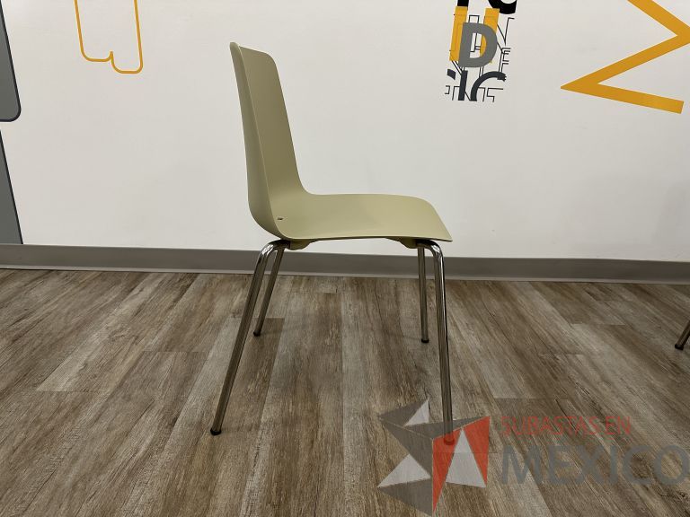 Lote 004 - 4 Sillas fijas, asiento y respaldo en plástico color beige - Imagen 2