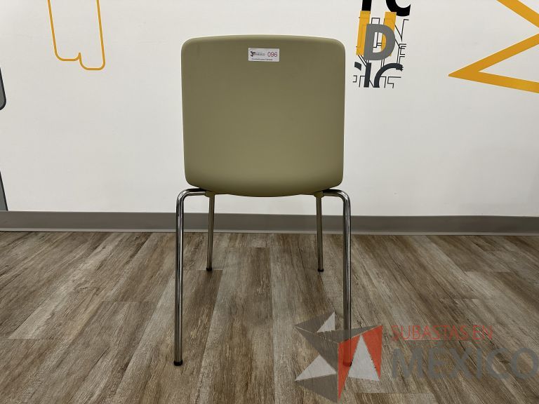 Lote 004 - 4 Sillas fijas, asiento y respaldo en plástico color beige - Imagen 3