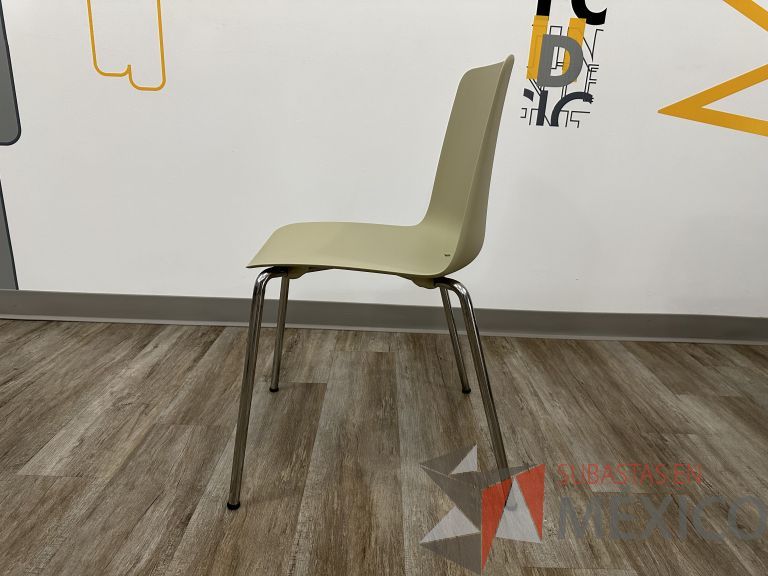 Lote 004 - 4 Sillas fijas, asiento y respaldo en plástico color beige - Imagen 4