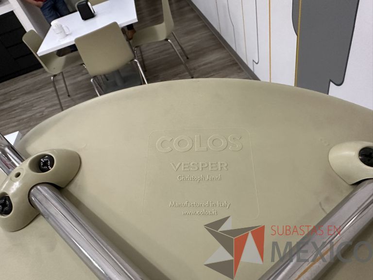 Lote 004 - 4 Sillas fijas, asiento y respaldo en plástico color beige - Imagen 5