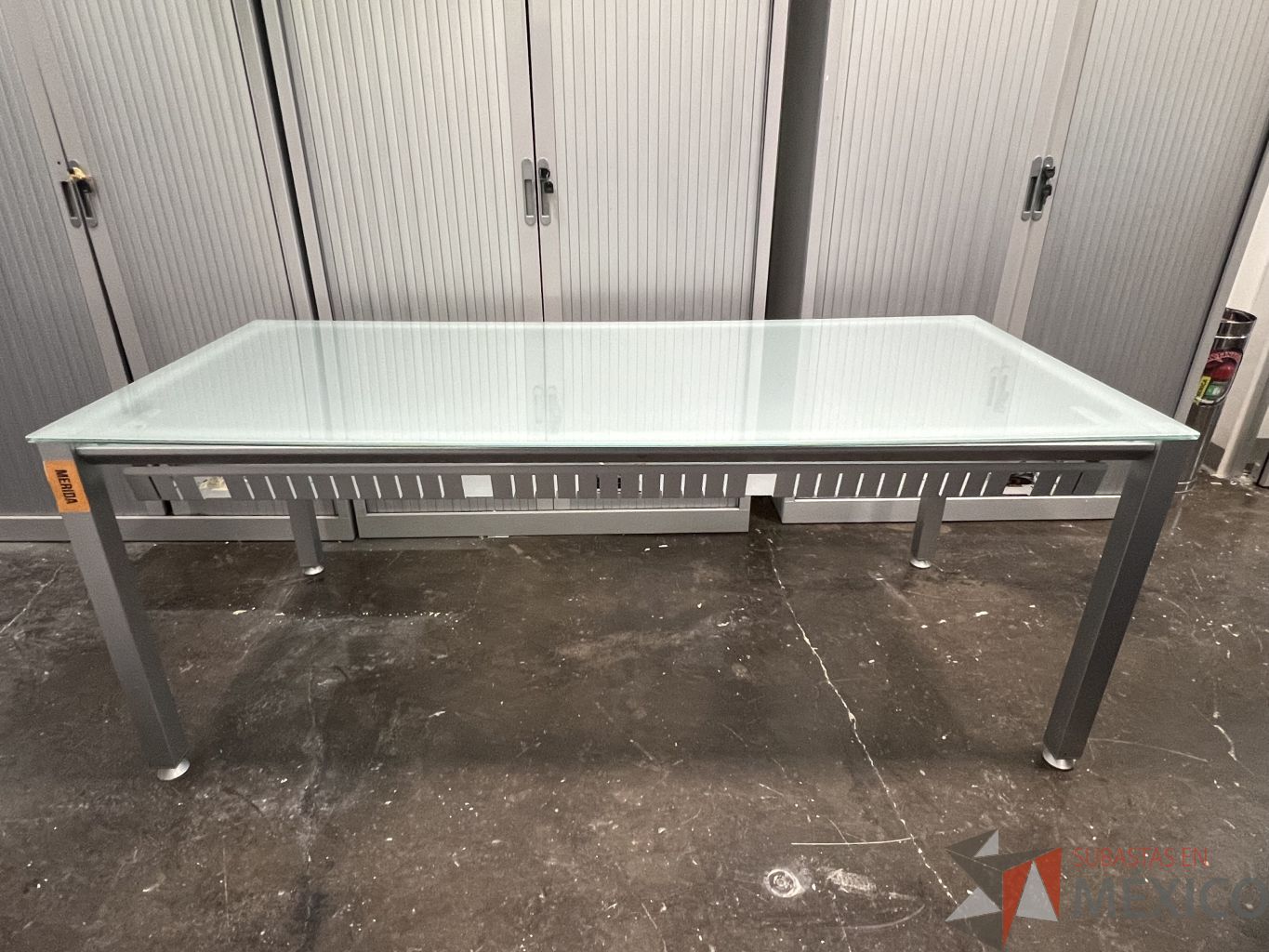 Lote 005 - Mesa de trabajo, estructura de metal y superficie de vidrio