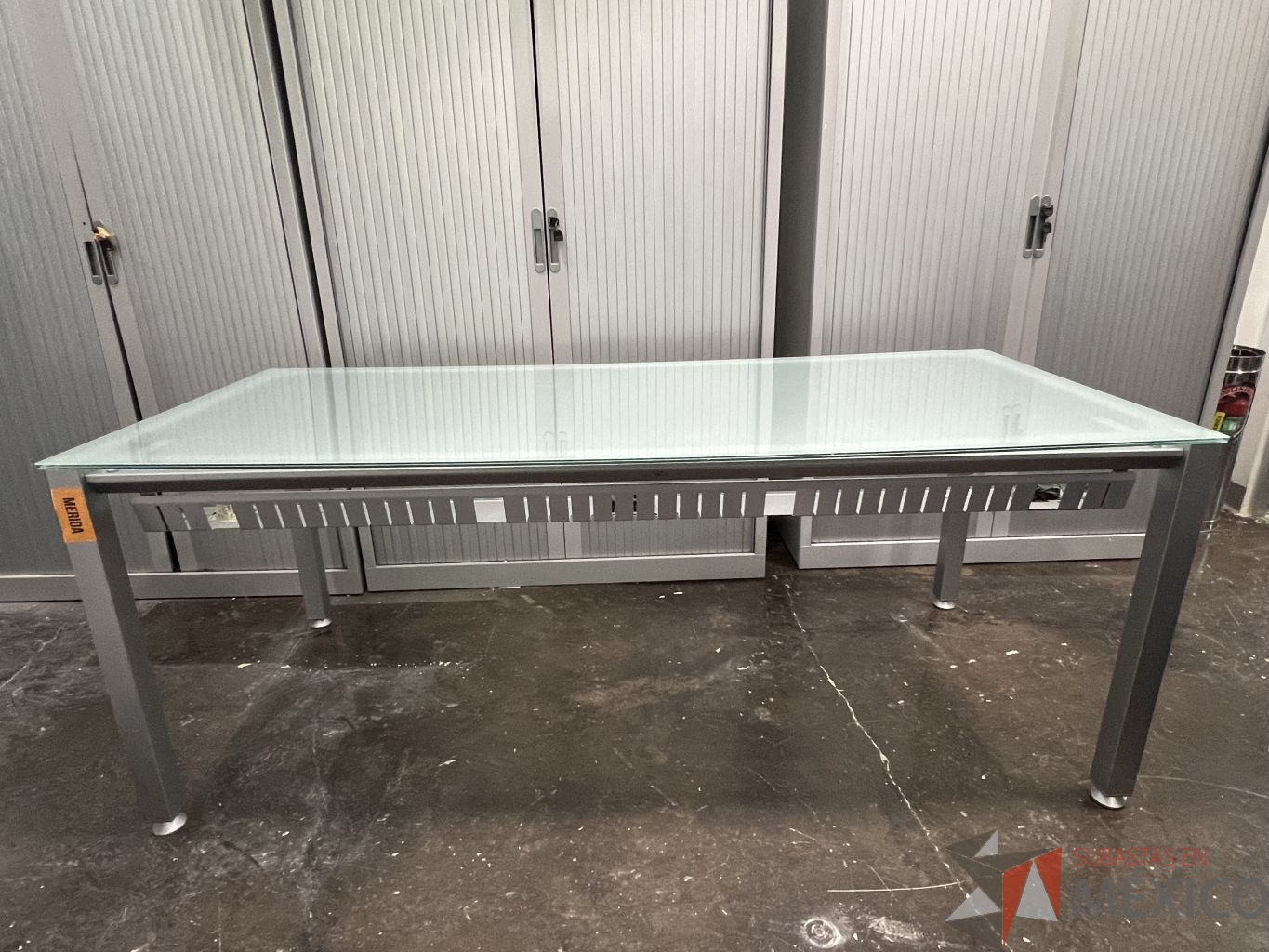 Lote 005 - Mesa de trabajo, estructura de metal y superficie de vidrio - Imagen 2