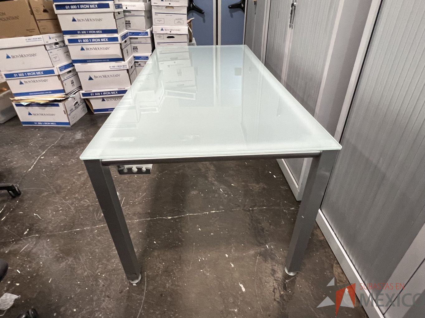 Lote 005 - Mesa de trabajo, estructura de metal y superficie de vidrio - Imagen 3