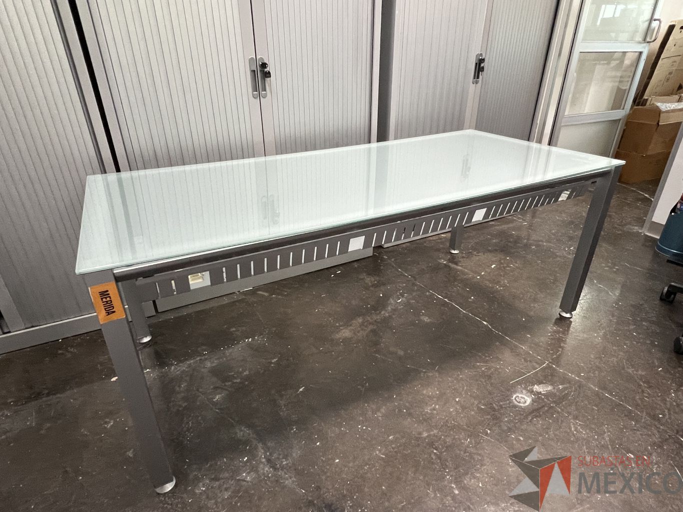 Lote 005 - Mesa de trabajo, estructura de metal y superficie de vidrio - Imagen 4