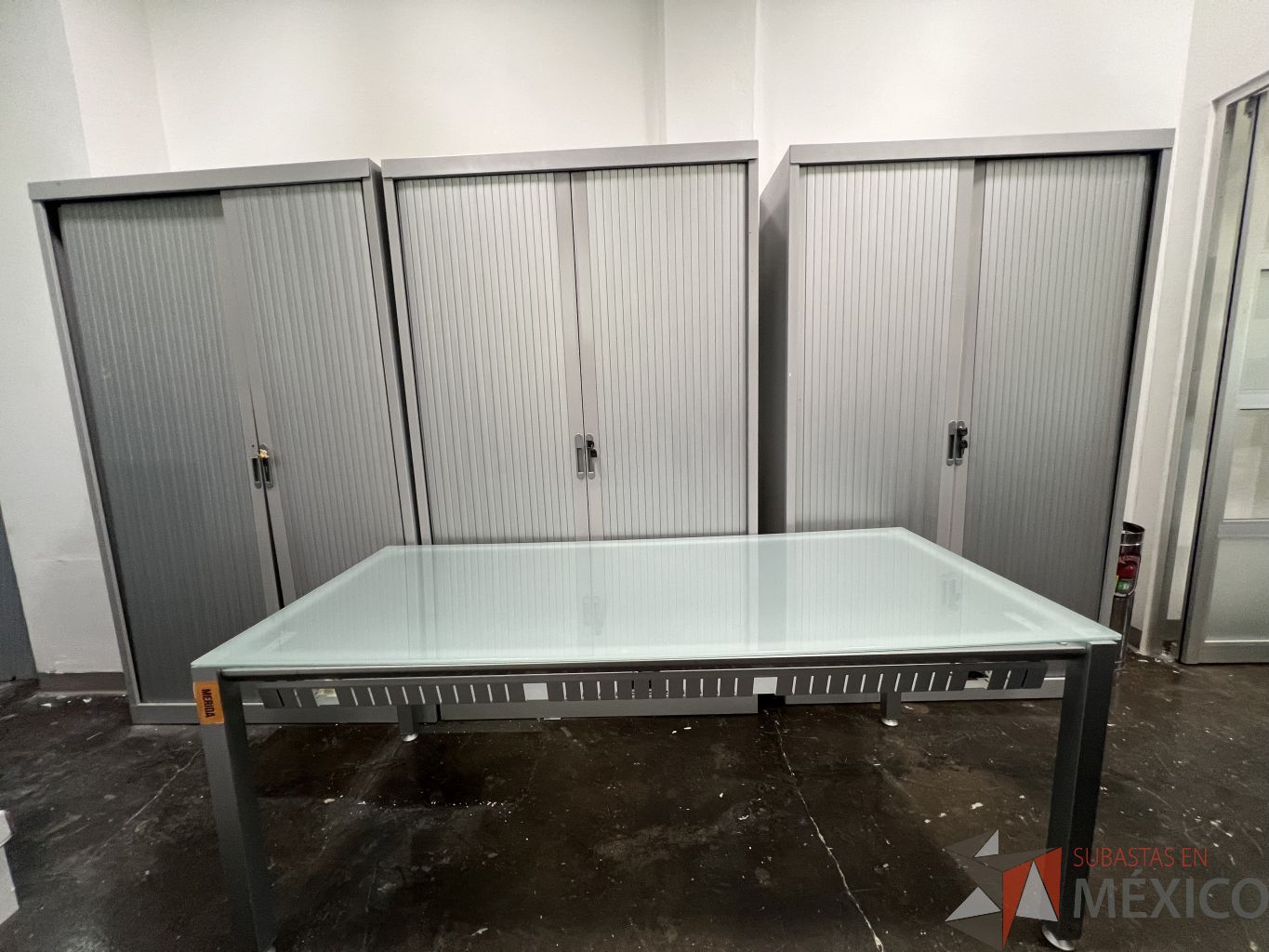 Lote 005 - Mesa de trabajo, estructura de metal y superficie de vidrio - Imagen 5